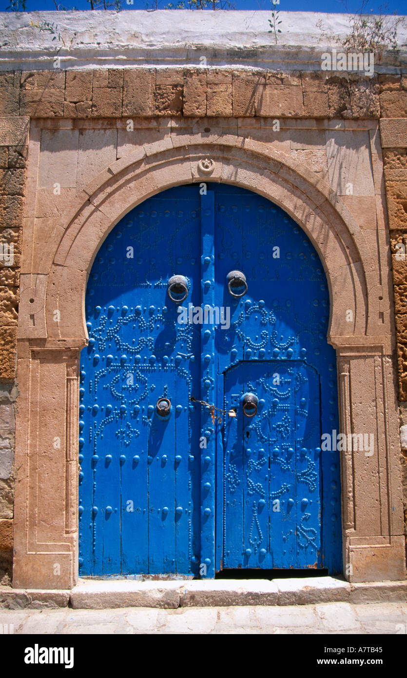 Tipico dipinto di blu porta in Cartagine sobborgo di Tunisi Foto Stock
