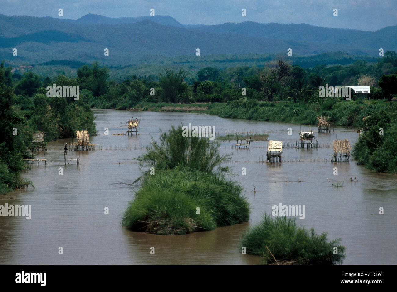 Piattaforme di pesca nel fiume, Chieng Mai, in Tailandia Foto Stock
