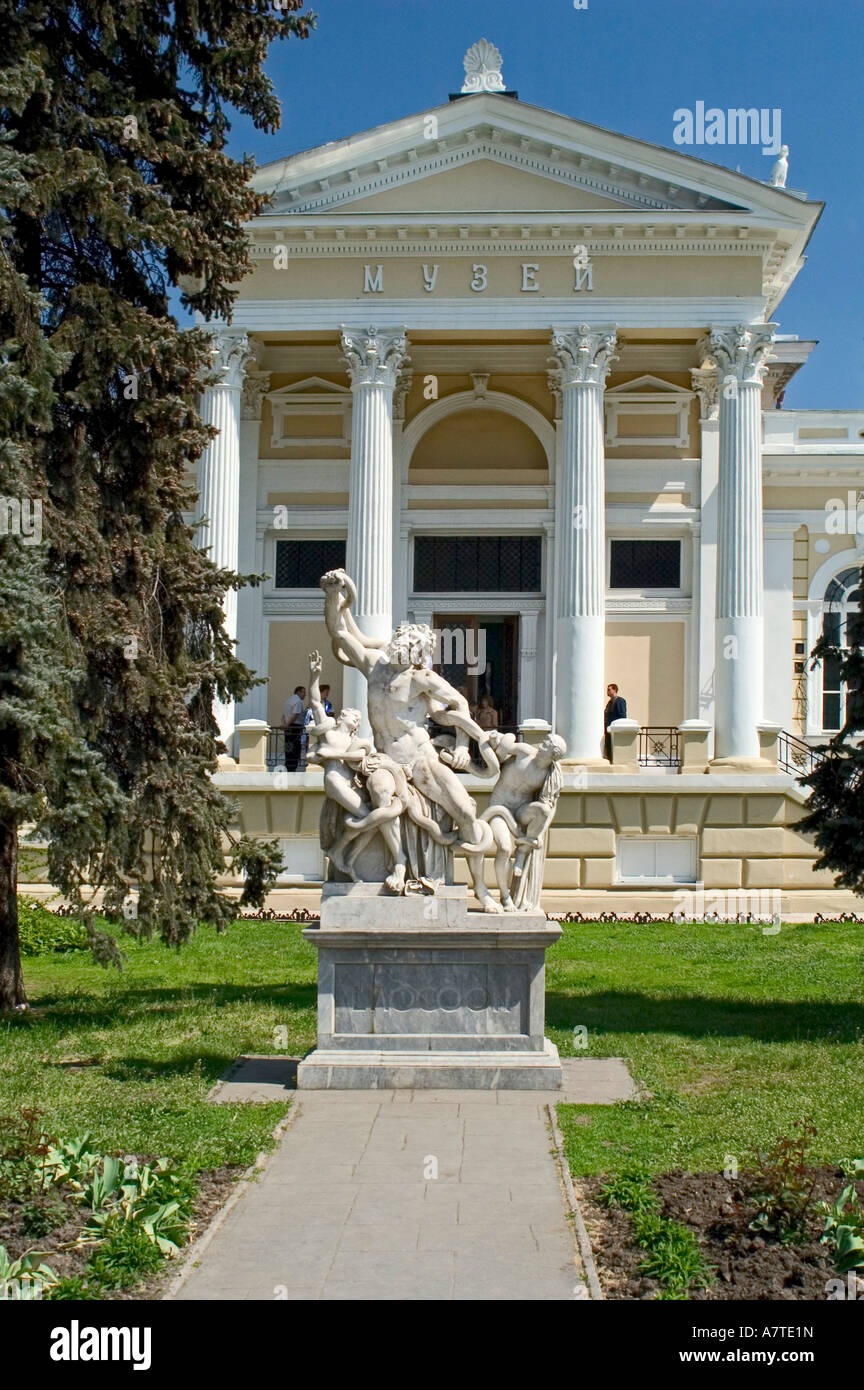 Statua che si trova nella parte anteriore del museo archeologico, Odessa, Oblast di Odessa, Ucraina Foto Stock