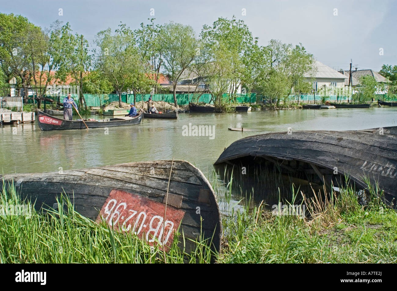 Barche da pesca in fiume Vylkove Kiliyskyi Raion Oblast di Odessa Ucraina Foto Stock