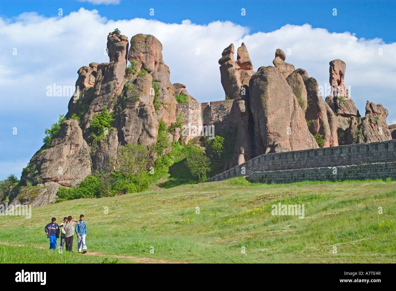 I turisti con il castello sulla collina fortezza Belogradchik Belogradchik Vidin Romania Foto Stock