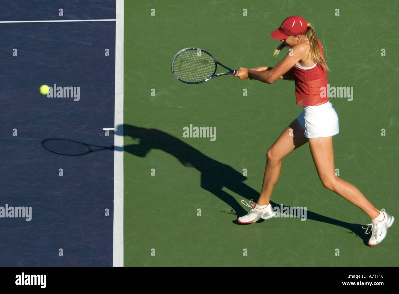 Stella del tennis russa Maria Sharapova restituisce un scritto al 2004 Indian Wells Tennis Tournament Foto Stock