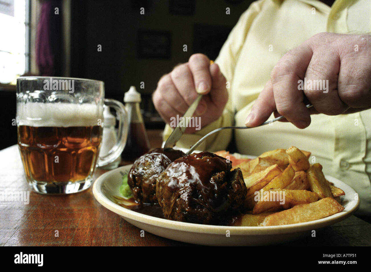 Un tradizionale Black Country pasto di fascine e Patatine serviti presso il pub Wheatsheaf a West Bromwich Regno Unito Foto Stock