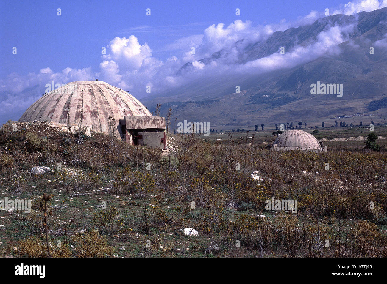 Struttura a cupola sul paesaggio, Argirocastro, Albania Foto Stock