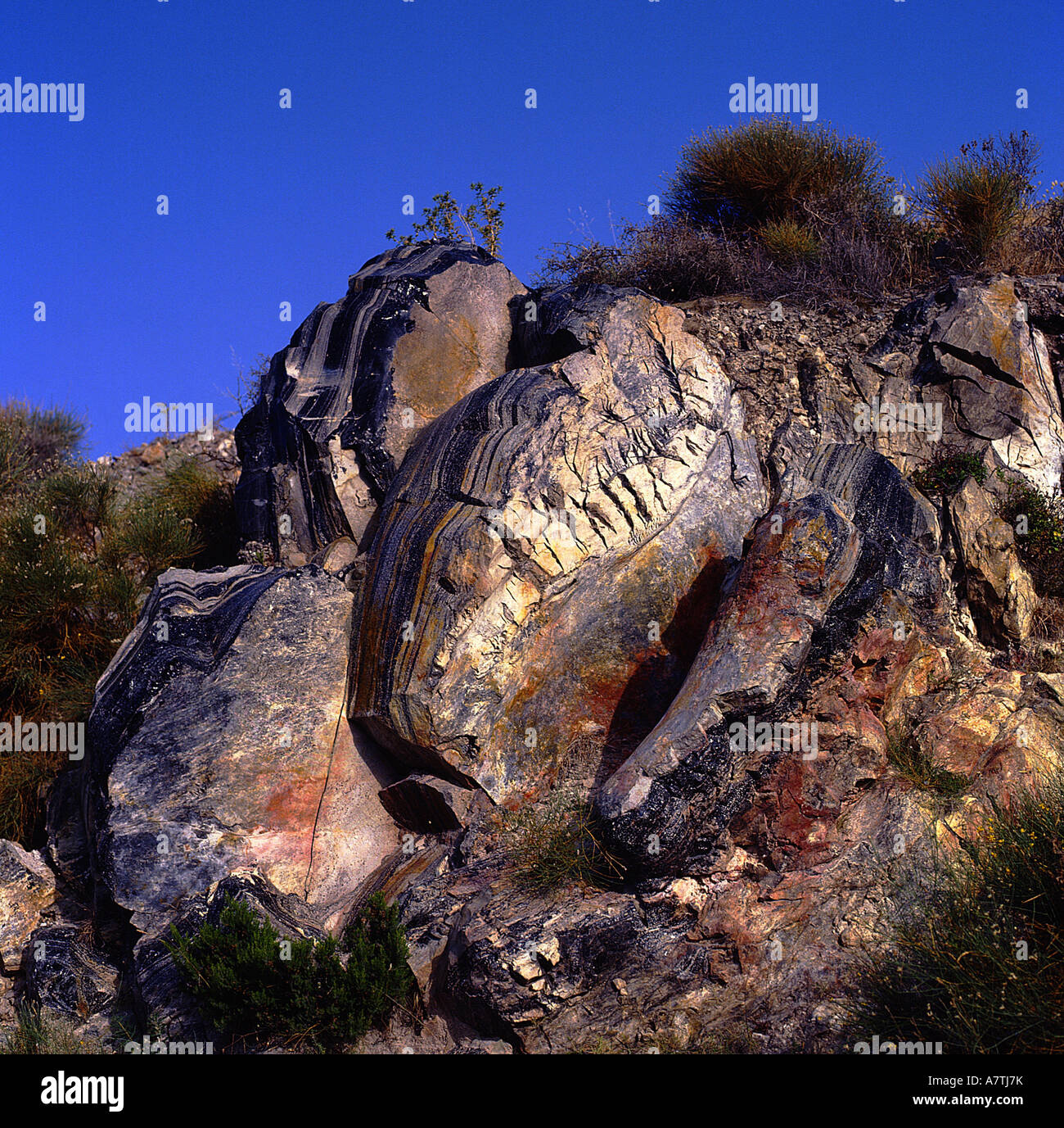 Basso angolo vista di formazioni di roccia vulcanica, Isole Eolie, in Sicilia, Italia Foto Stock