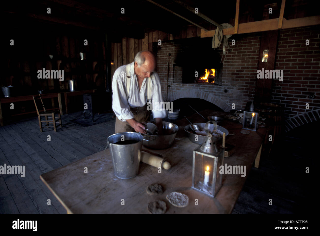 Stati Uniti d'America, WA, Vancouver, Ft. Vancouver NP. Baker Preparazione impasto Foto Stock