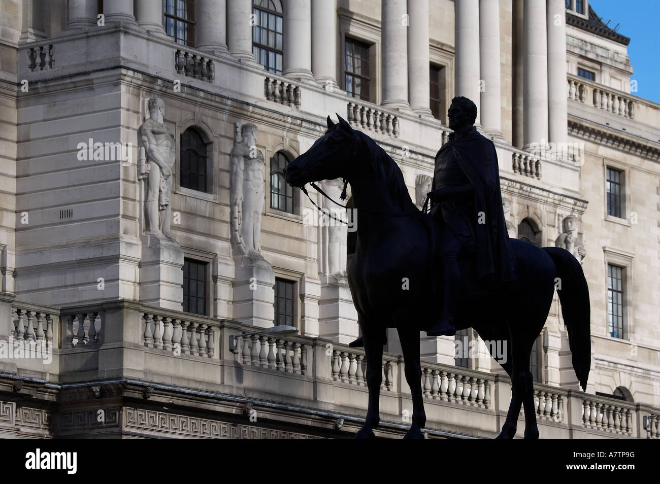 La statua del Duca di Wellington davanti alla banca di Inghilterra la città Londra Inghilterra NR Foto Stock