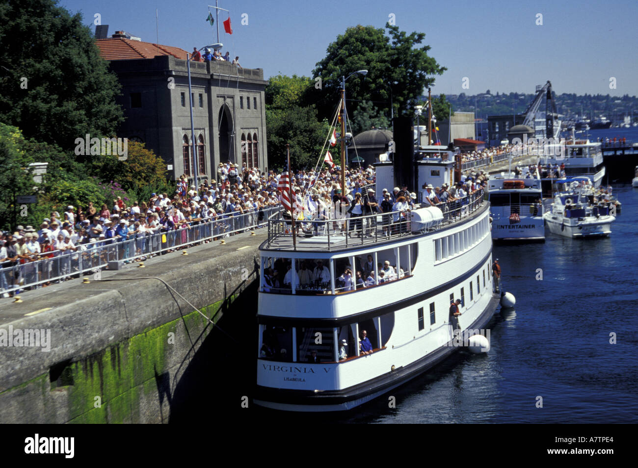 Stati Uniti d'America, nello Stato di Washington, Seattle, Steamship Virginia V in Hiram Chittendon serrature. Foto Stock