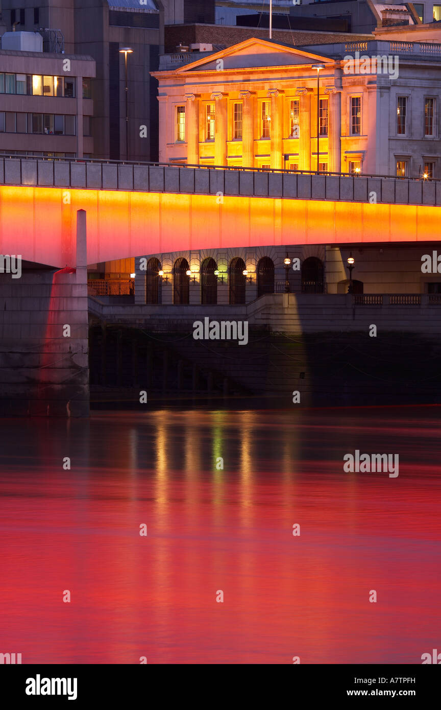 Un dettaglio del London Bridge sul fiume Tamigi e il terrapieno di notte Londra Inghilterra NR Foto Stock