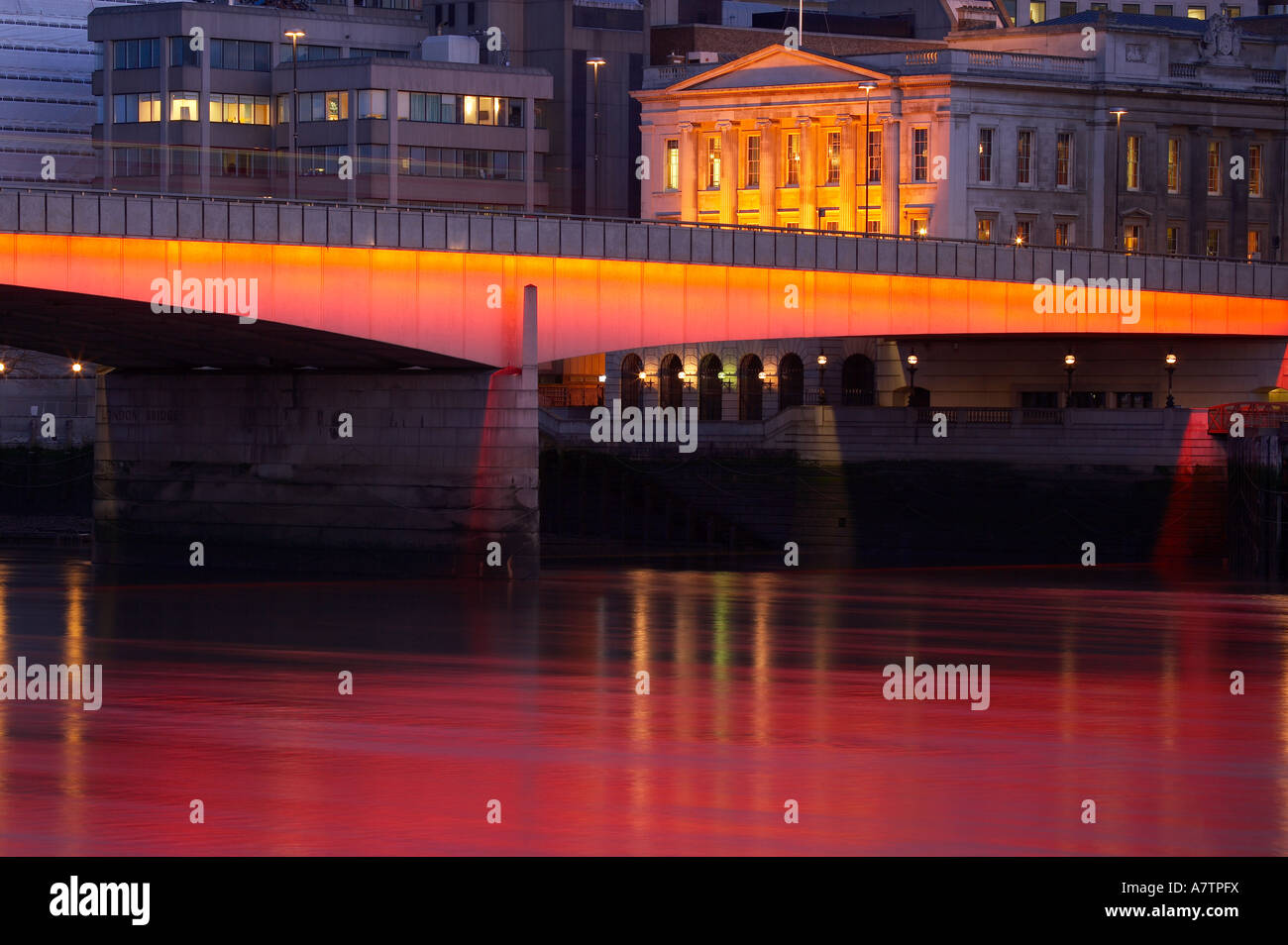 Un dettaglio del London Bridge sul fiume Tamigi e il terrapieno di notte Londra Inghilterra NR Foto Stock