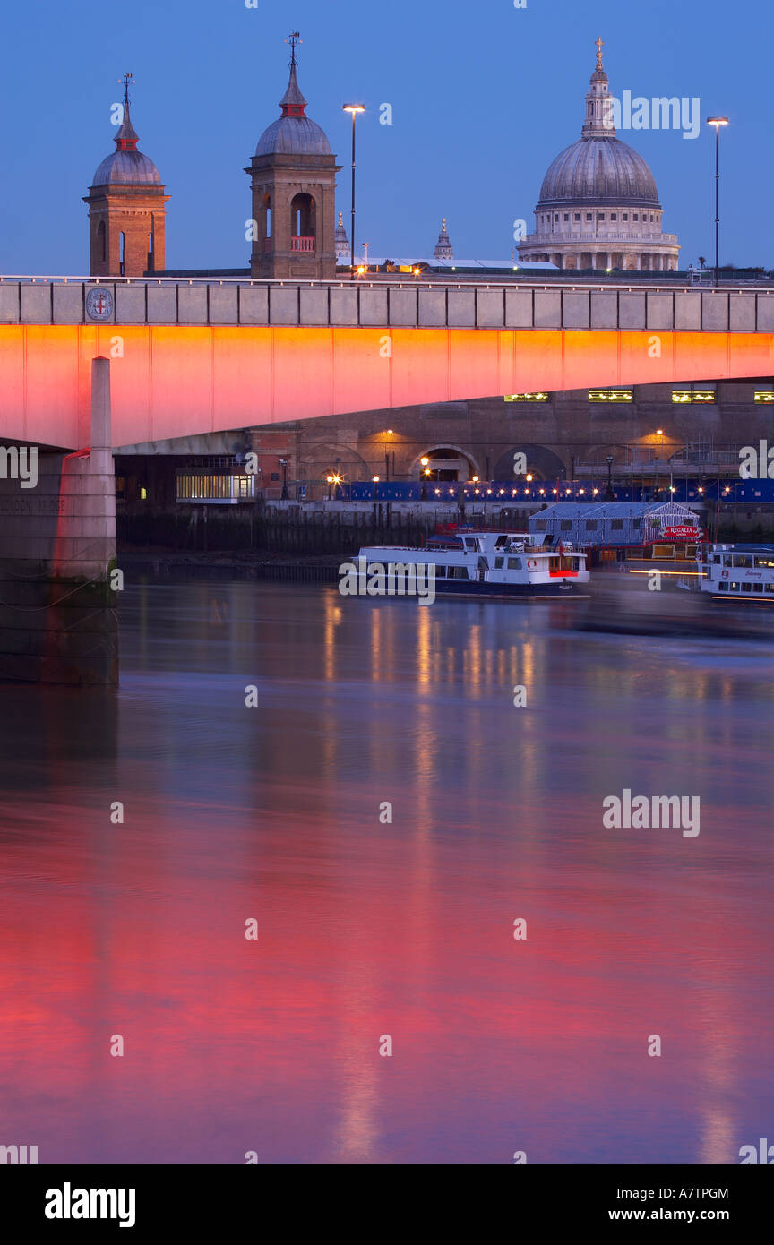 Un dettaglio del London Bridge St Pauls Cathedral e il fiume Tamigi di notte Londra Inghilterra NR Foto Stock