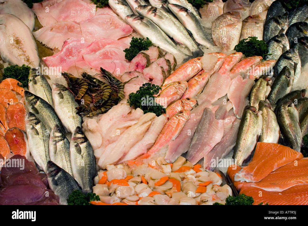 Pesce fresco steso su un mercato trader stallo Foto Stock