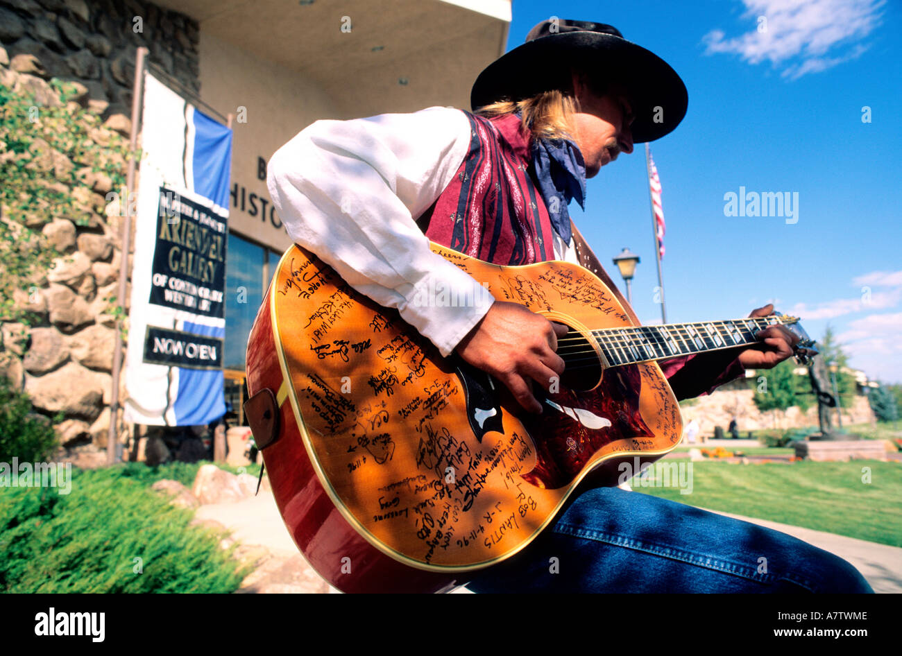 Regno Stades, Wyoming, Cody city (città di Buffalo Bill), il chitarrista cow-boy di fronte al museo di Buffalo Bill Foto Stock