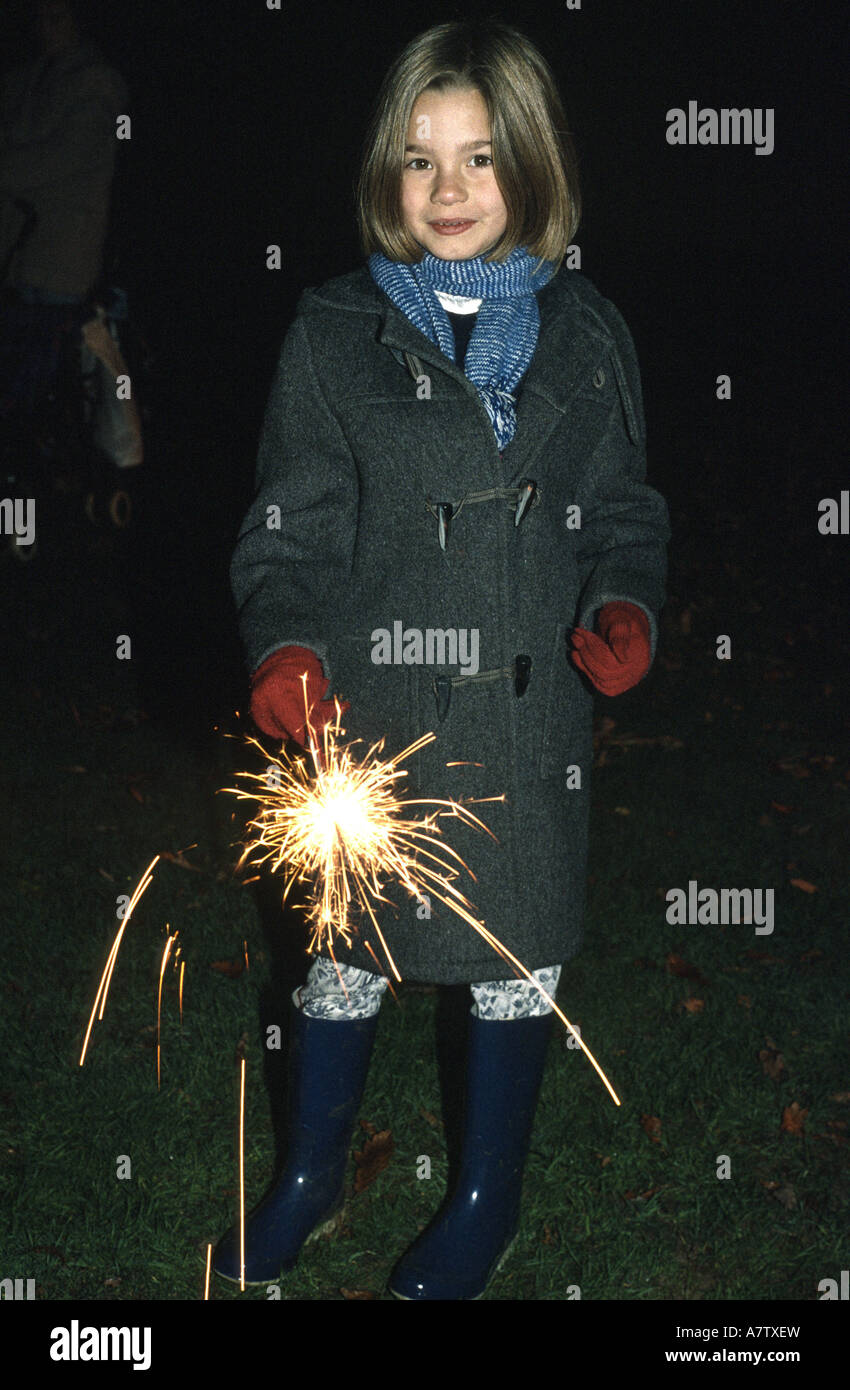 Bambino celebrando Guy Fawkes giocando con botti Foto Stock