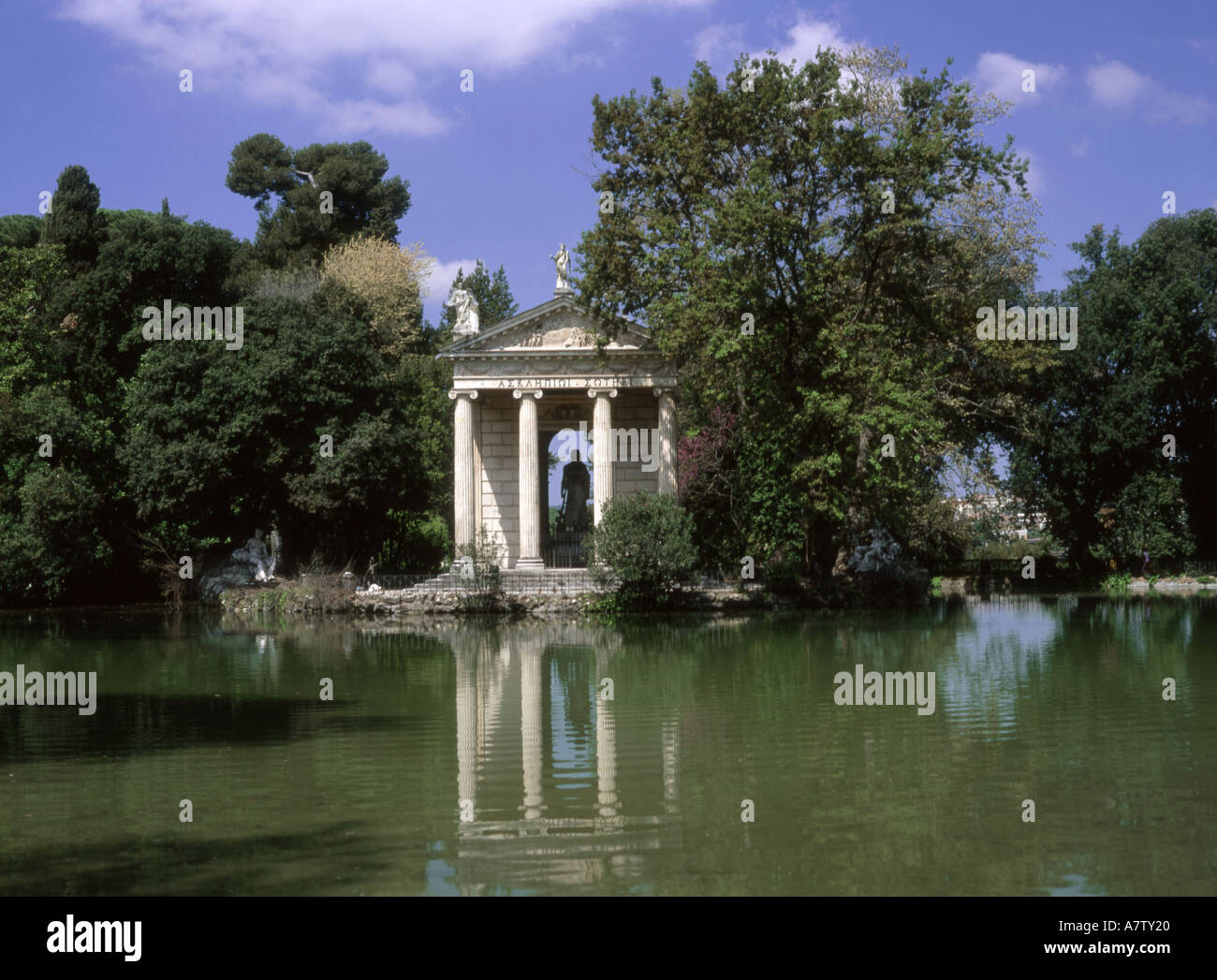 Roma, lazio, Italy. Villa Borghese Giardino del Lago. Tempio di Esculapio Foto Stock