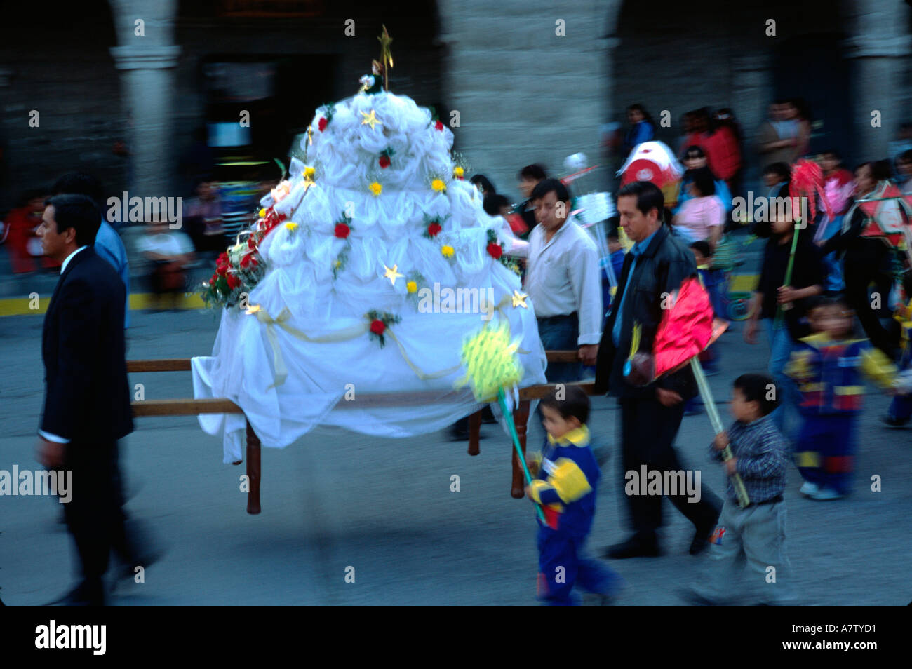 Una processione fa il suo modo attraverso le strade di Ayacucho Perù Foto Stock