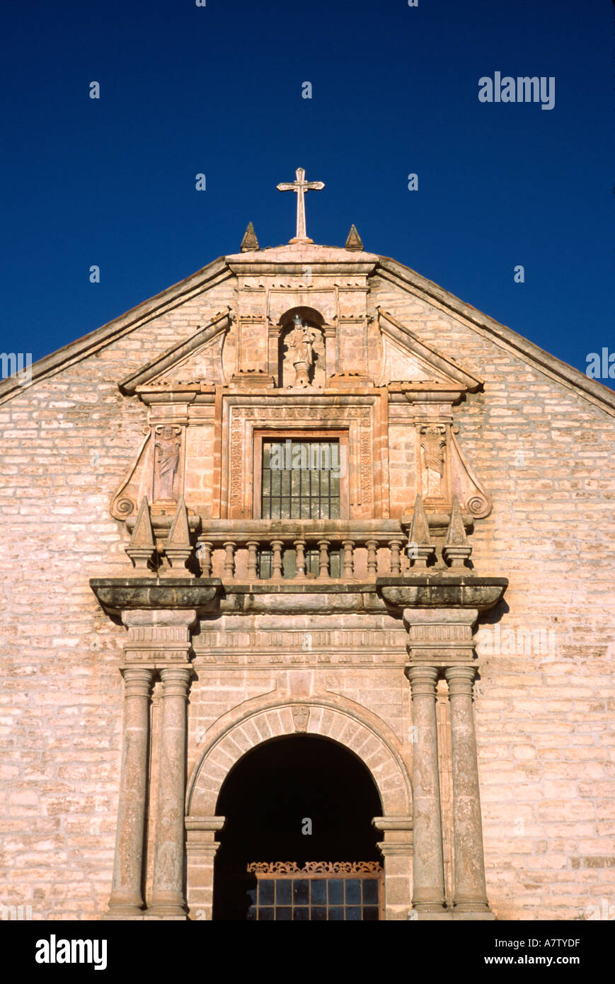 La facciata della Iglesia de San Sebastian in Plaza Bolognesi Huancavelica Perù Foto Stock