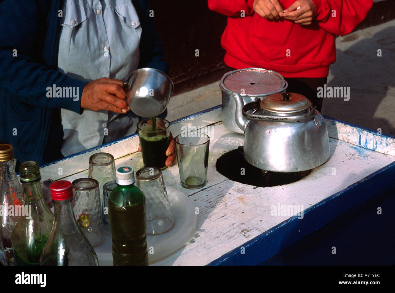 Venditore ambulante preparare una calda bevanda a base di erbe chiamato moliente Foto Stock