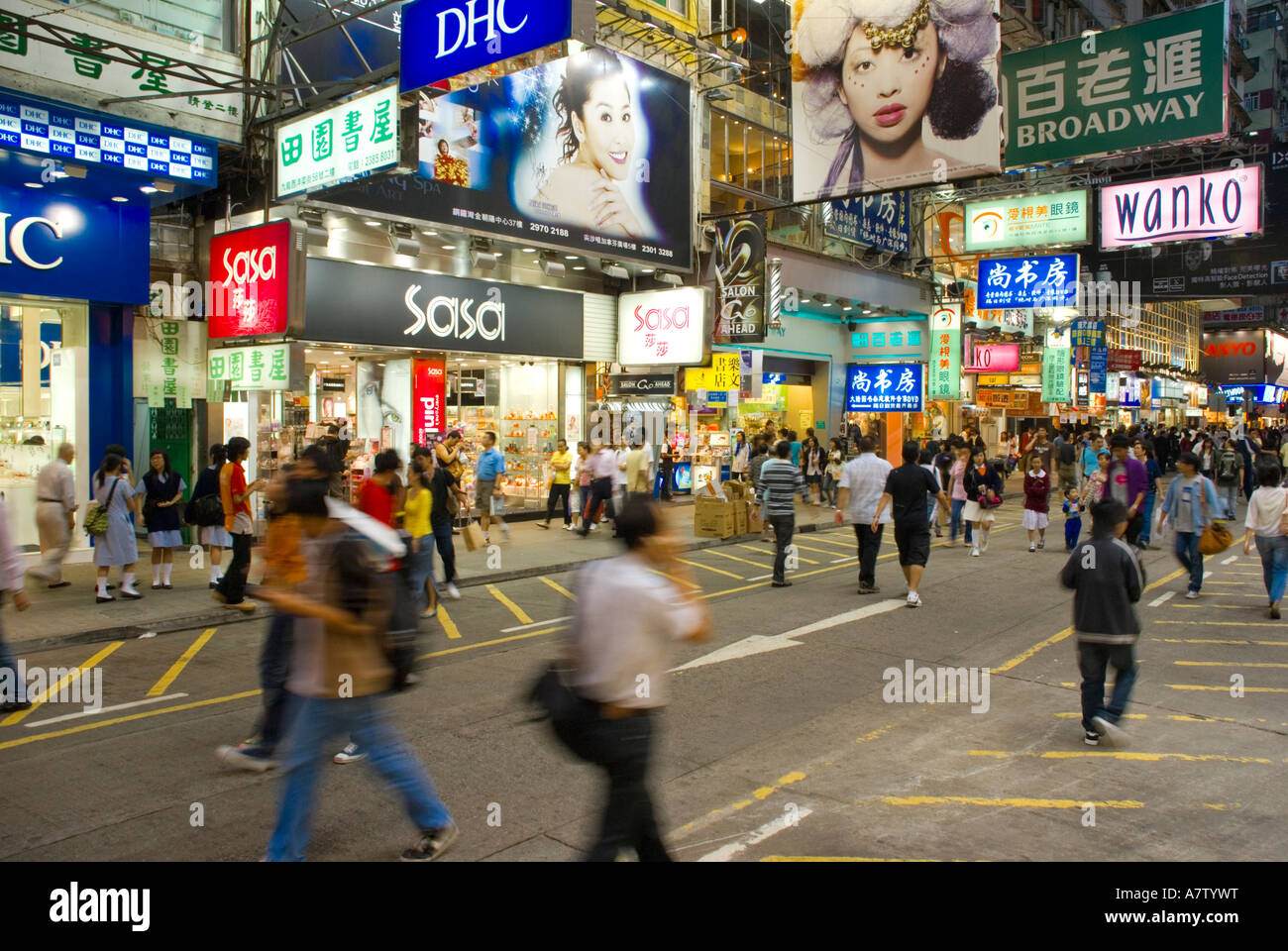 People shopping nel mercato a notte Mong Kok Yau Tsim Mong District della Penisola di Kowloon Hong Kong Cina Foto Stock