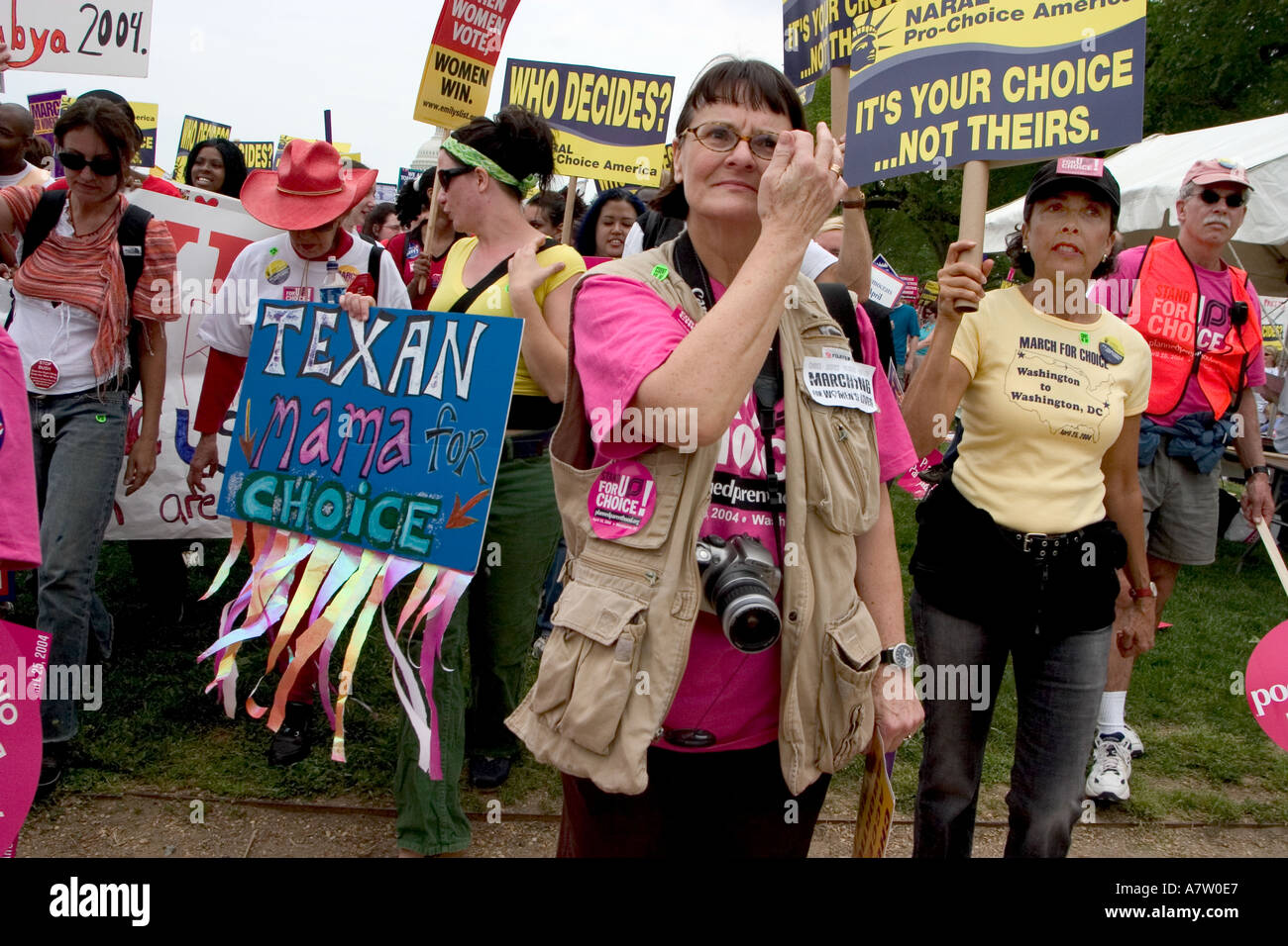 Entrambe le donne e gli uomini marzo durante la scelta pro marzo a Washington il 25 aprile 2003 Foto Stock