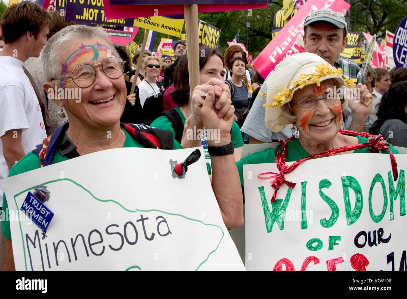 Due donne di mezza età sono visibili segni di contenimento alla scelta Pro marzo a Washington DC il 25 aprile 2003 Foto Stock