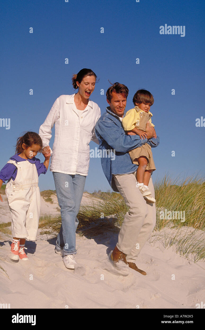 Ritratto di giovane famiglia in spiaggia Foto Stock