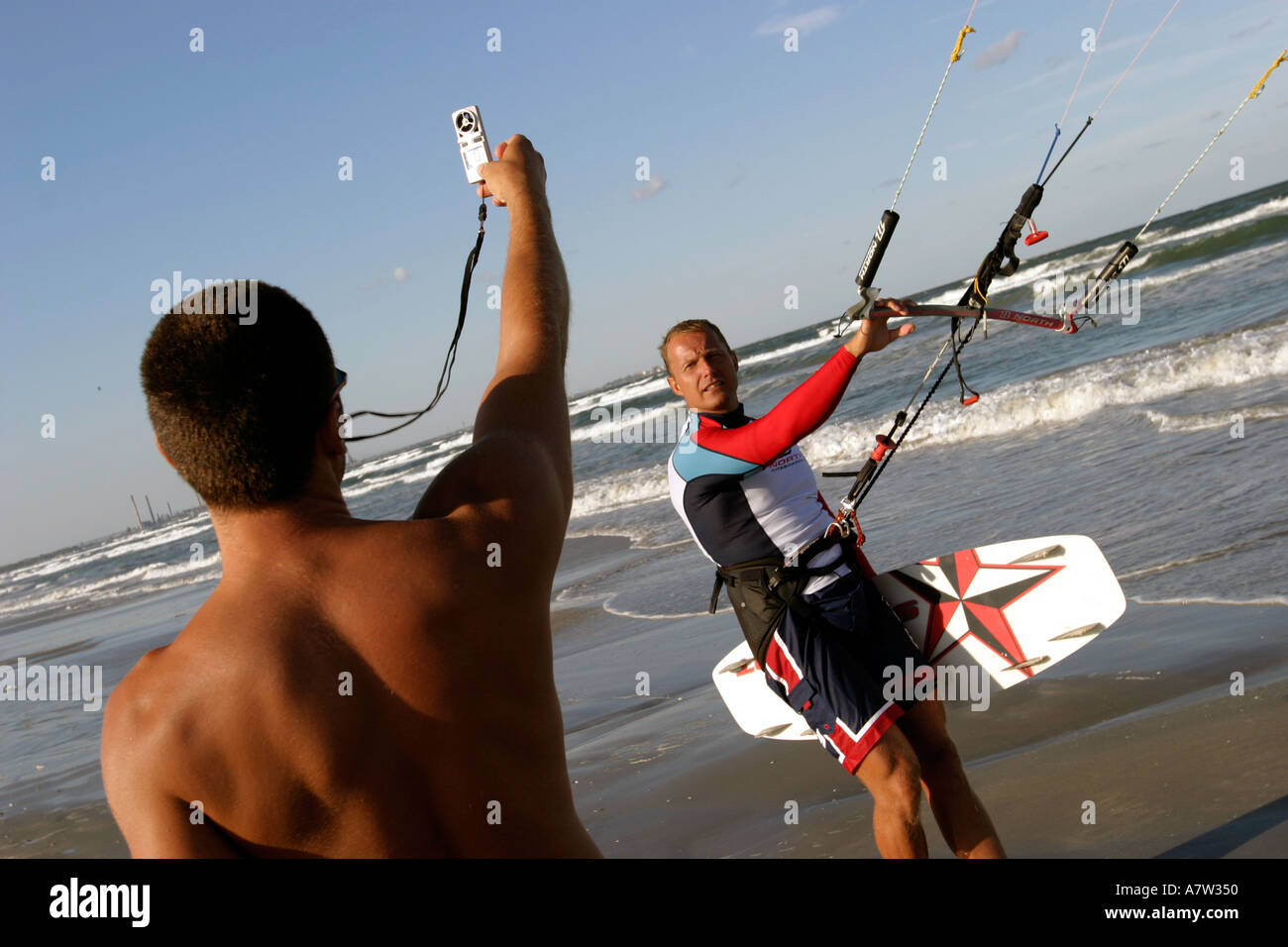 L'uomo la misurazione della velocità del vento mentre un kiteserfer è pronta per andare in spiaggia MAMAIA Romania Foto Stock