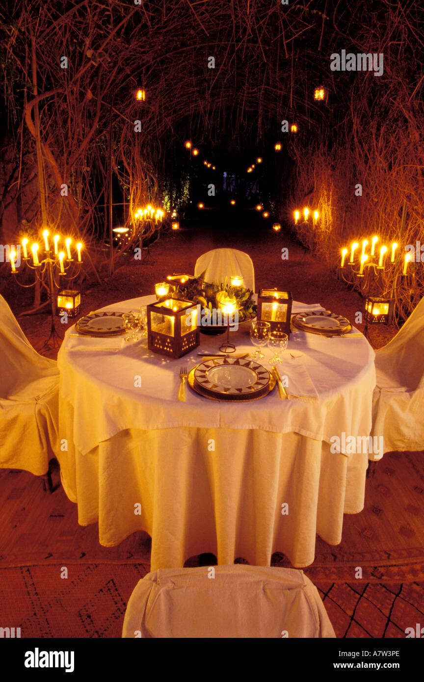 Il Marocco, Haut Atlas, Marrakech, cena a lume di candela a Dar Tamsna, villa in un boschetto di palme di Marrakech Foto Stock