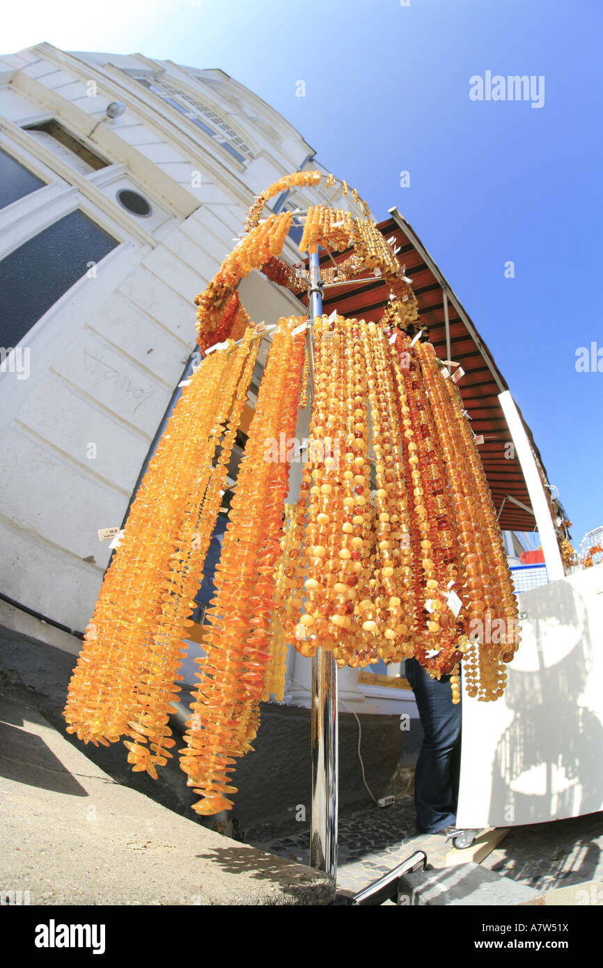 Stand di vendita con catene di ambra, Germania, Ruegen Foto Stock