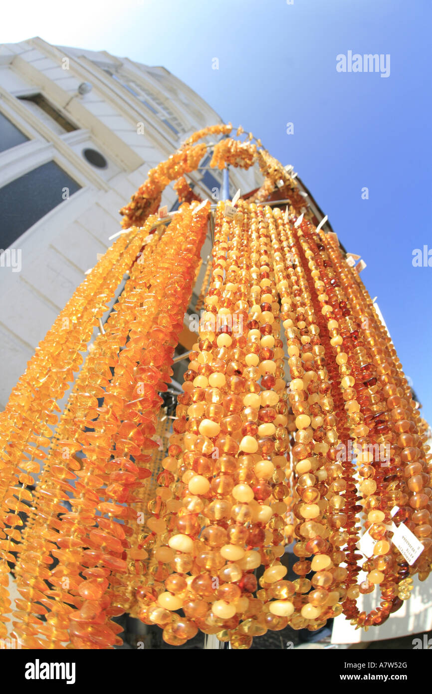Stand di vendita con catene di ambra, Germania, Ruegen Foto Stock