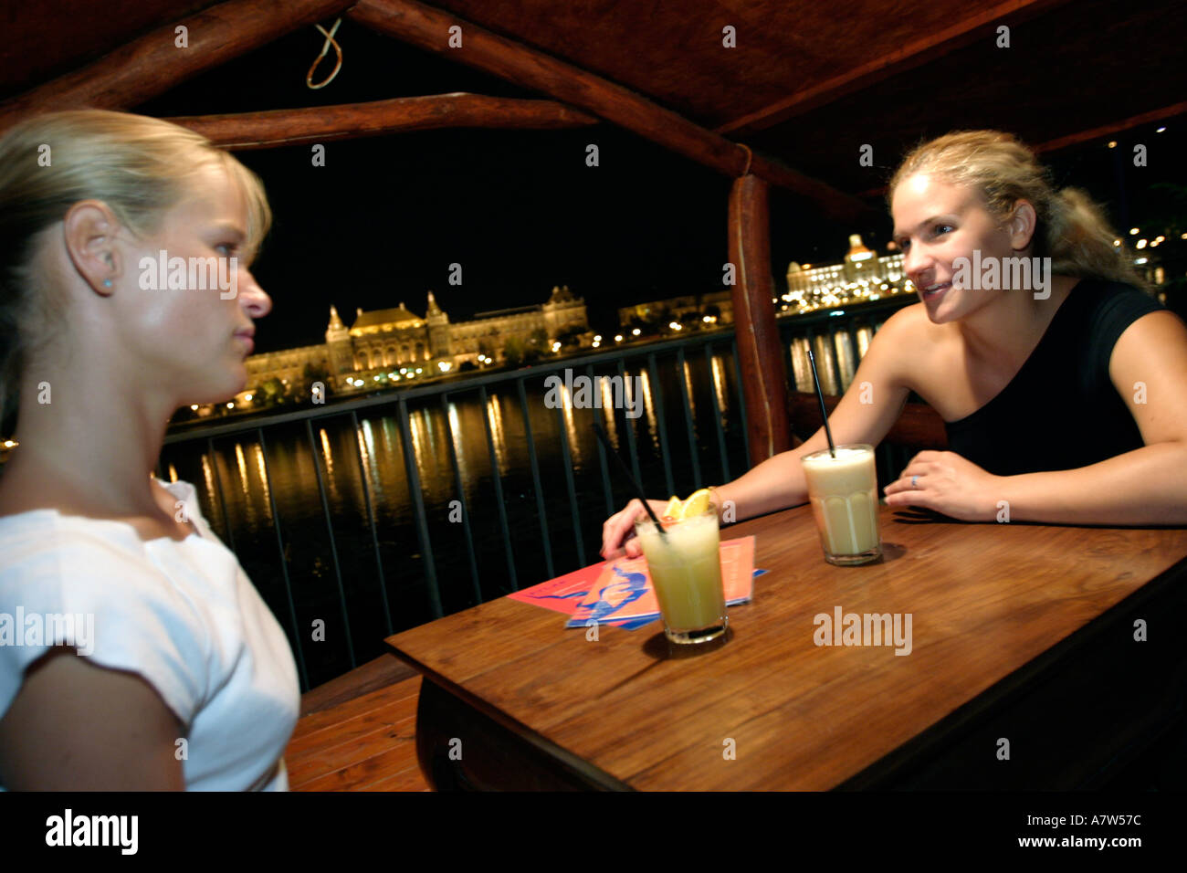 Amici per la notte presso il Buddha Bar Budapest Ungheria Foto Stock