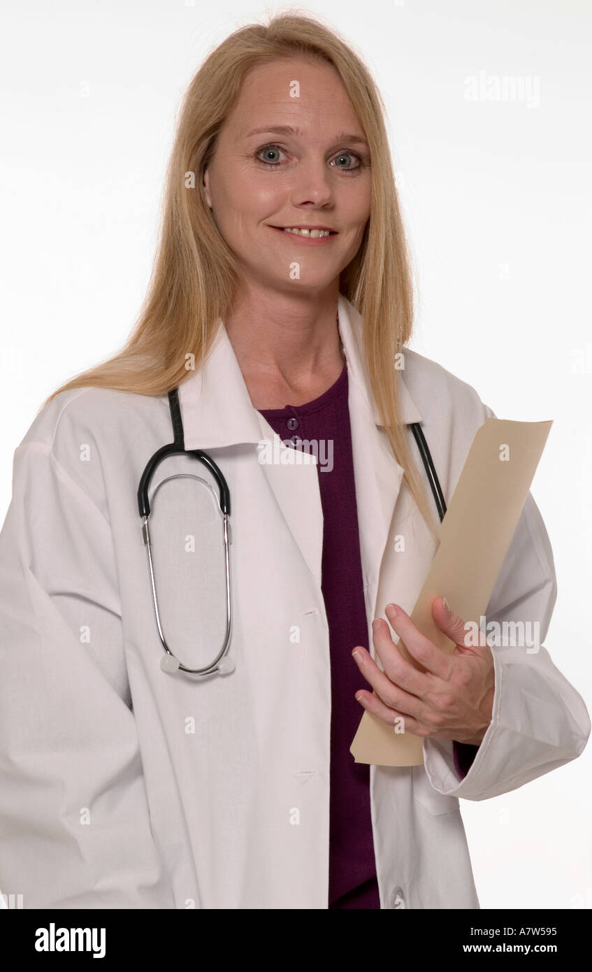 Donna sicura di sé medico in possesso di cartella paziente in studio medico, Stati Uniti. Foto Stock