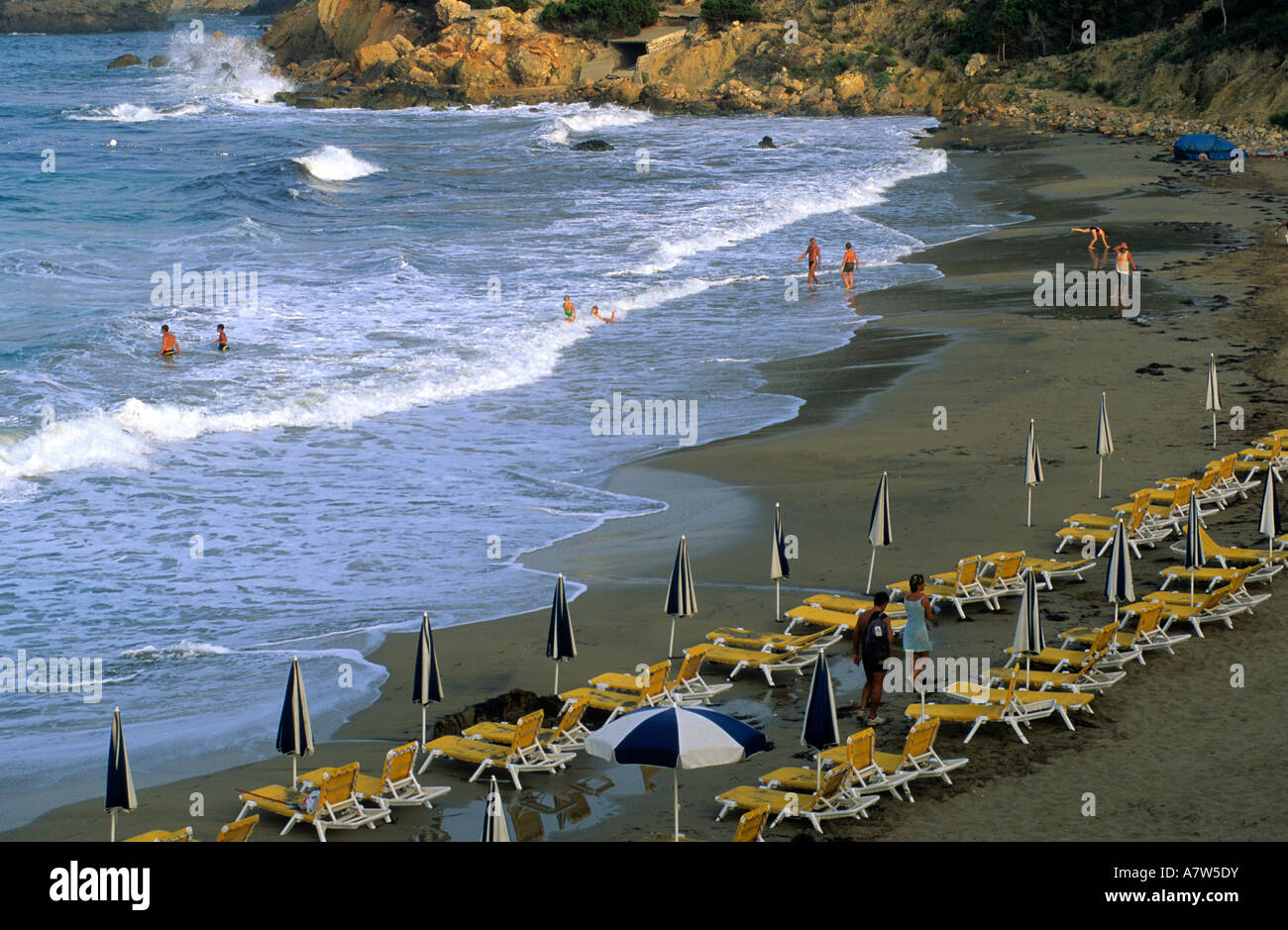 Sedie a sdraio in d spiaggia di Es Figueral Ibiza Isole Baleari Spagna Foto Stock