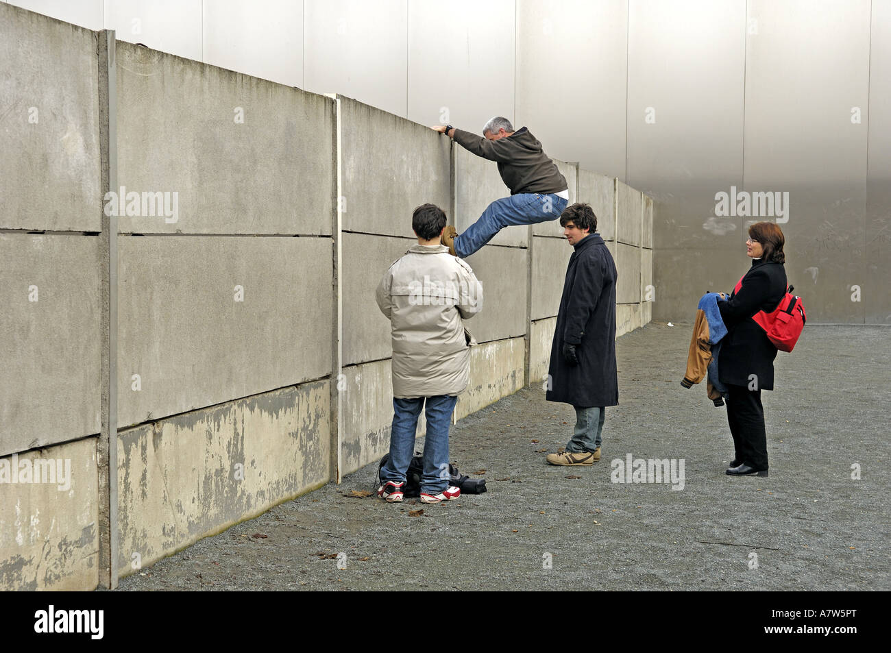 Turisti in luogo Memoriale del Muro di Berlino a Bernauer Strasse, Germania Berlino Foto Stock