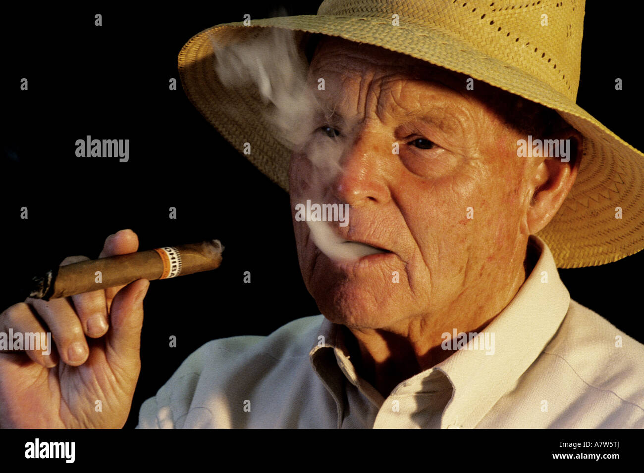 Cubano vecchia di fumare un sigaro, Cuba Foto Stock