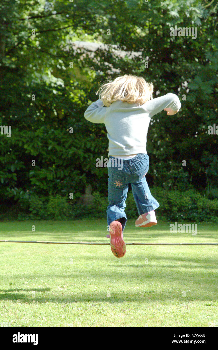 Ragazza giovane Jumping Foto Stock