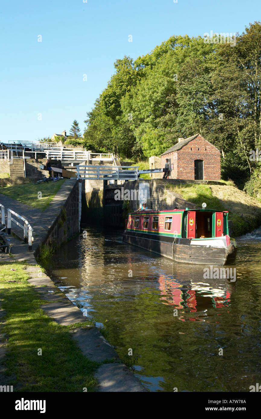 CANAL BARGE CINQUE SERRATURE AUMENTO BINGLEY YORKSHIRE INGHILTERRA Foto Stock