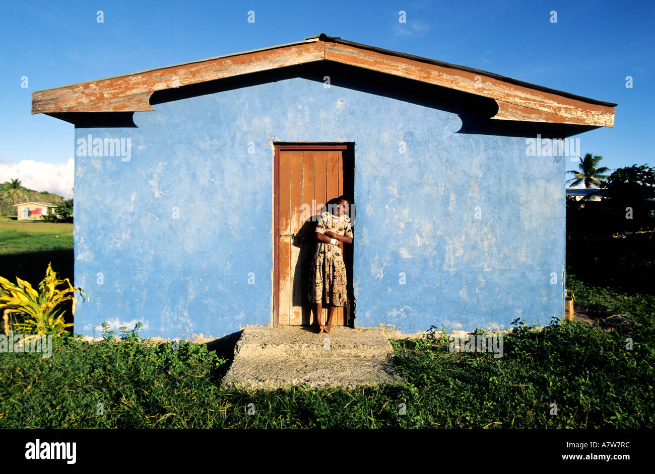 Isole Fiji, Yasawa island, giovane donna Maori anteriore della sua casa Foto Stock