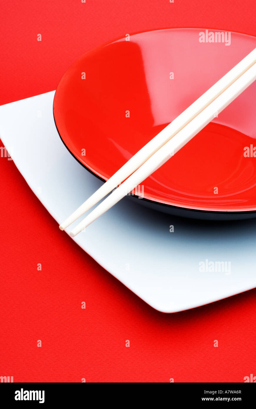 Tabella con una cena cinese stoviglie e bastoncini Foto Stock