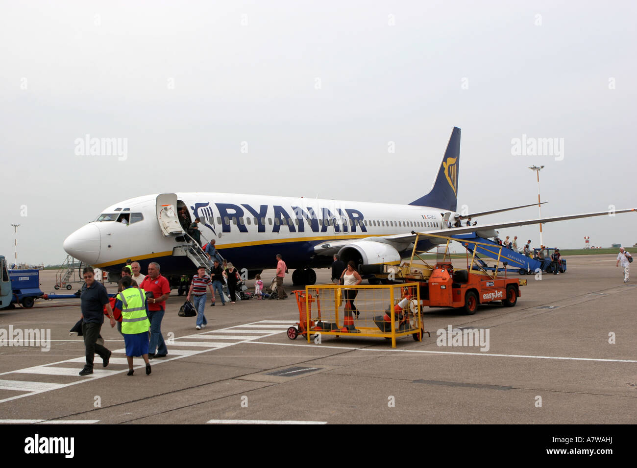 Un passeggero Ryanair jet sgrava i suoi passeggeri presso l'aeroporto di Nottingham East Midlands. Foto Stock