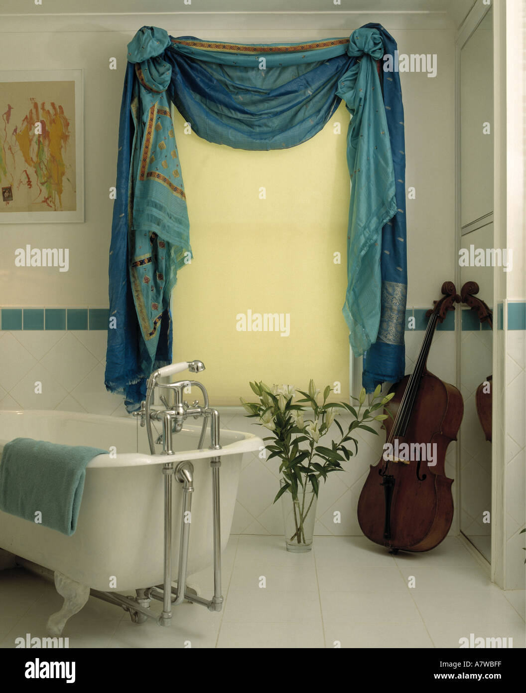 Bagno con vasca da bagno separata e violoncello Foto Stock