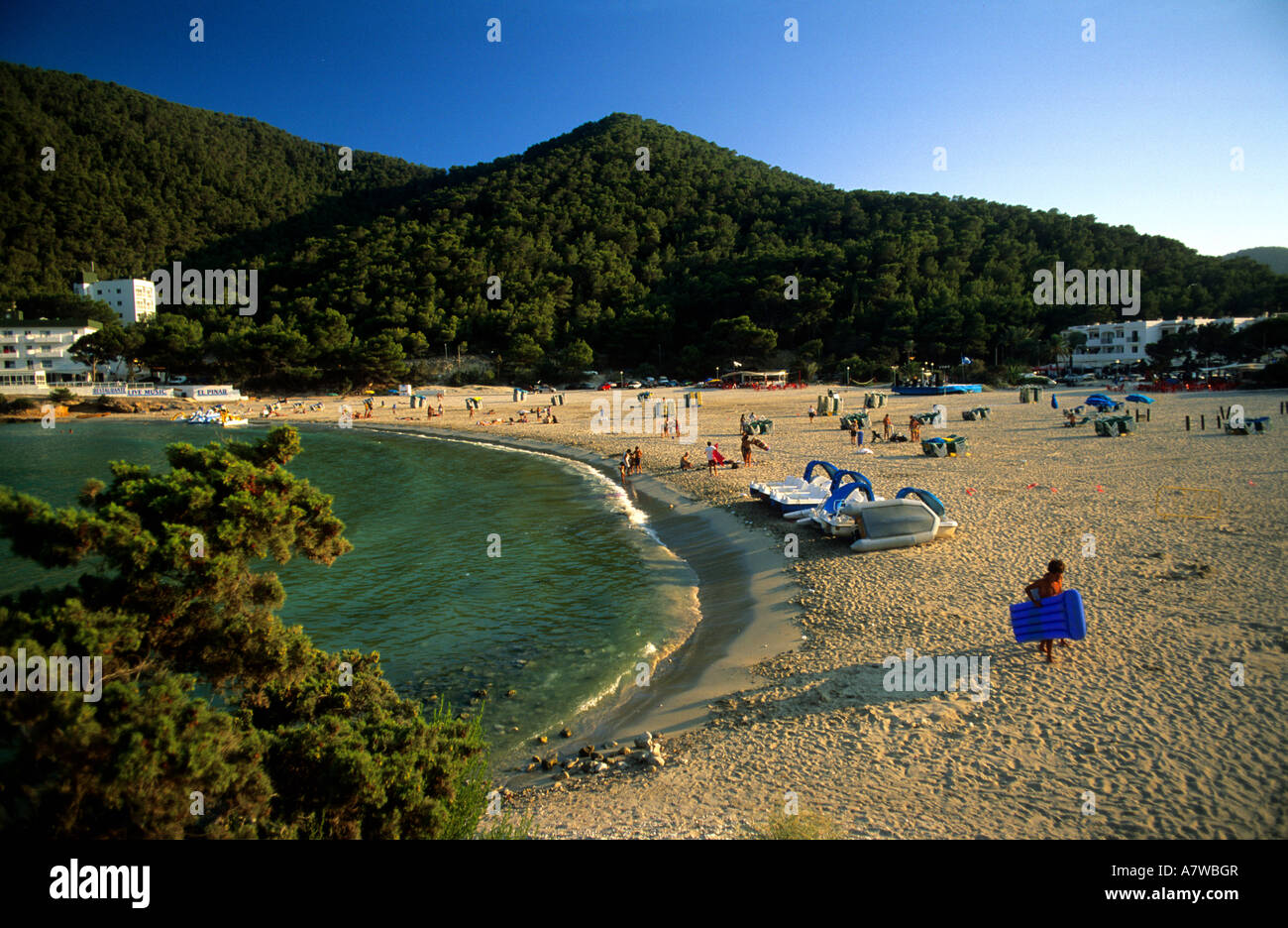 Persone In Spiaggia O Di Cala Llonga Ibiza Isole Baleari