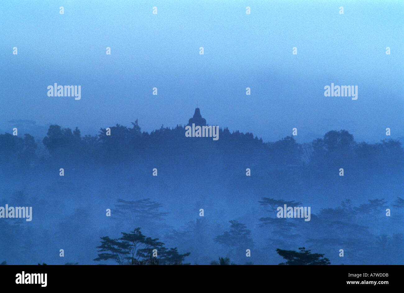 Il Tempio Borobudur nella nebbia di mattina Java Centrale Indonesia Foto Stock