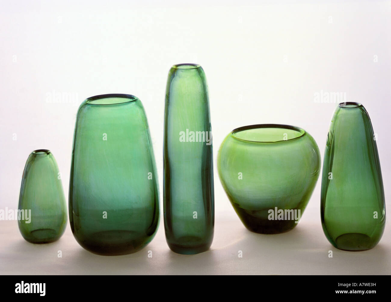 Belle arti, vetro, vasi di vetro verde, design by Wilhelm Wagenfeld (1900 - 1990), in Germania, circa 1955, Die Neue Sammlung di Monaco di Baviera , artista del diritto d'autore non deve essere cancellata Foto Stock