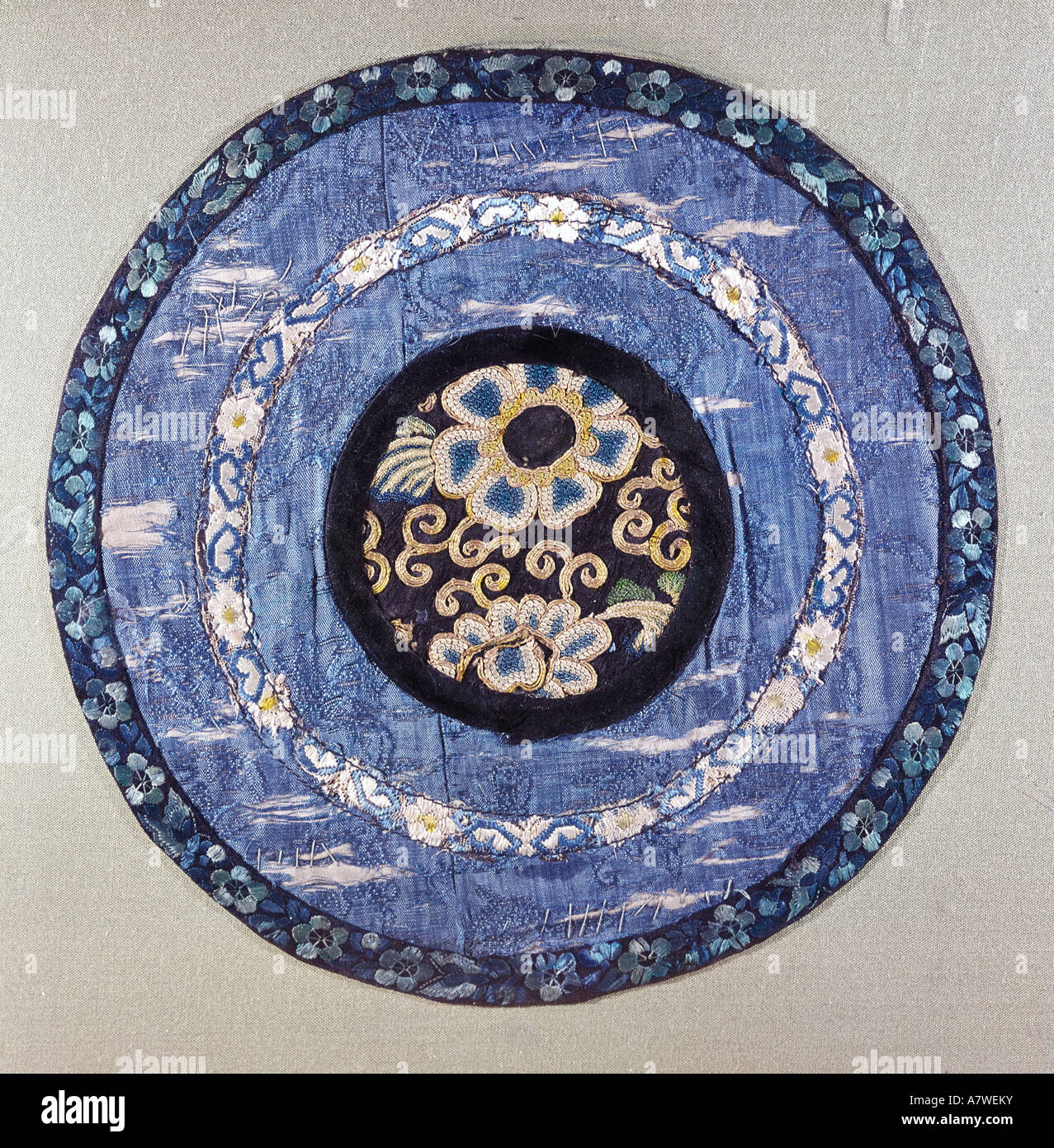Belle arti, Giappone, tessili, seta con oro, stemma di un samurai, fine XVIII secolo, collezione privata, , artista del diritto d'autore non deve essere cancellata Foto Stock