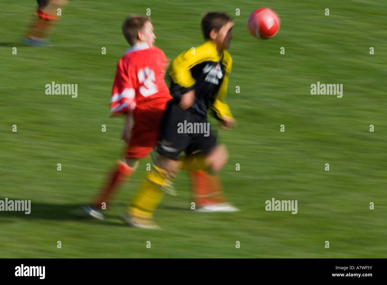 Ragazzi che giocano a calcio o di calcio Foto Stock