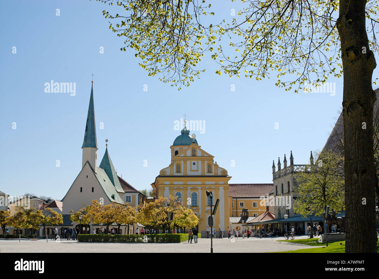 Cappella del Santo e la chiesa gesuita St Magdalena Kapellplatz Altoetting Alta Baviera Germania Foto Stock