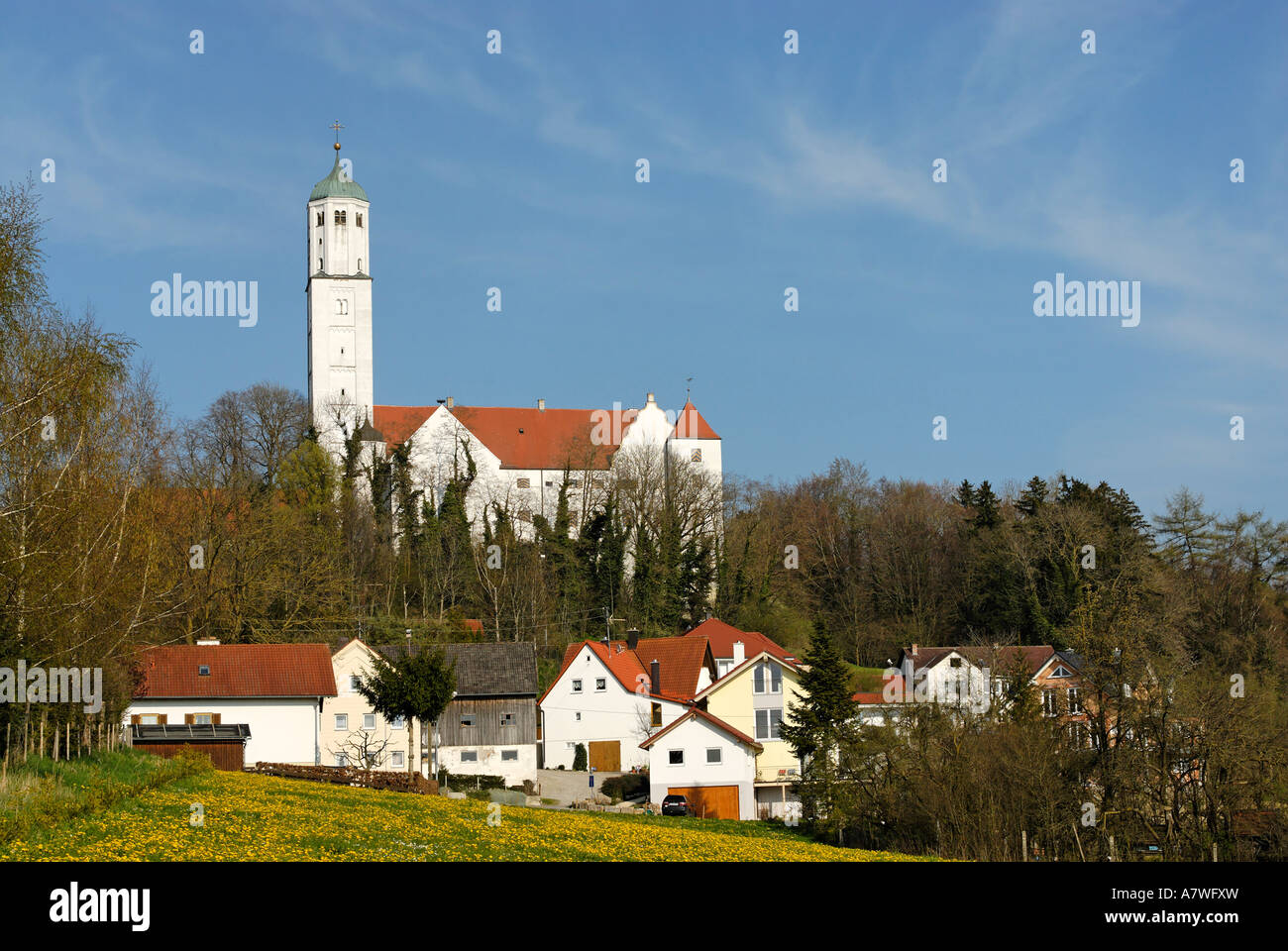 Kirchheim bavarese di Svevia Baviera Germania chiesa parrocchiale San Petrus e Paulus e il castello del principe di Fugger Foto Stock