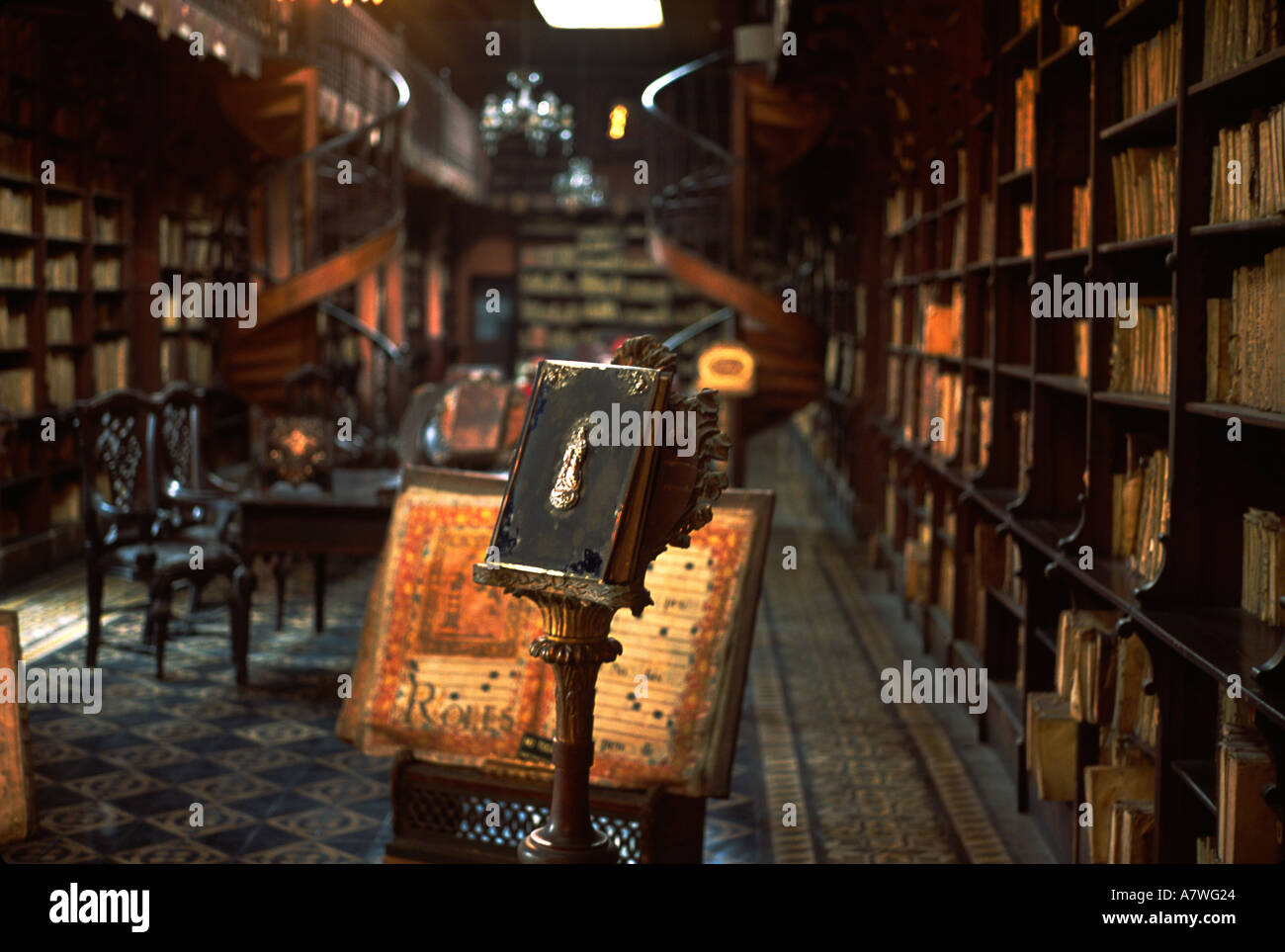 Testi antichi nella biblioteca del xvii secolo San Francisco Monastero Lima Peru Foto Stock