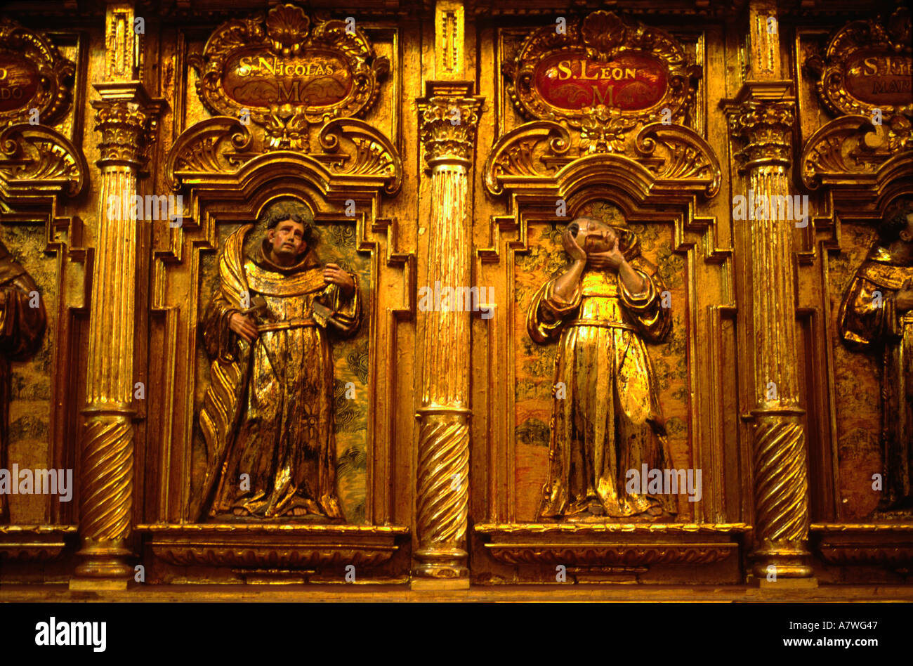 Riccamente intagliato interni in legno del XVII secolo San Francisco monastero raffigurante un monaco che è stato decapitato Foto Stock